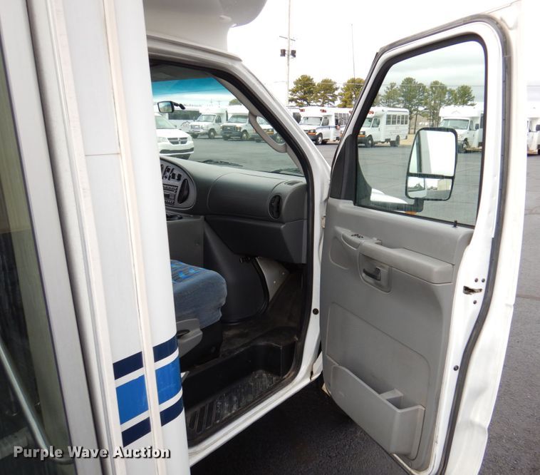 image for item HW9824 2009 Ford E350  shuttle bus