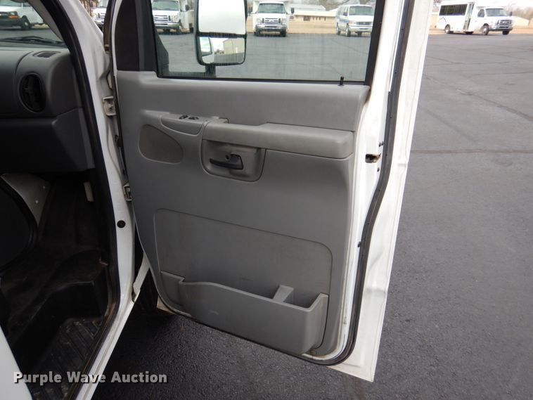 image for item HW9824 2009 Ford E350  shuttle bus