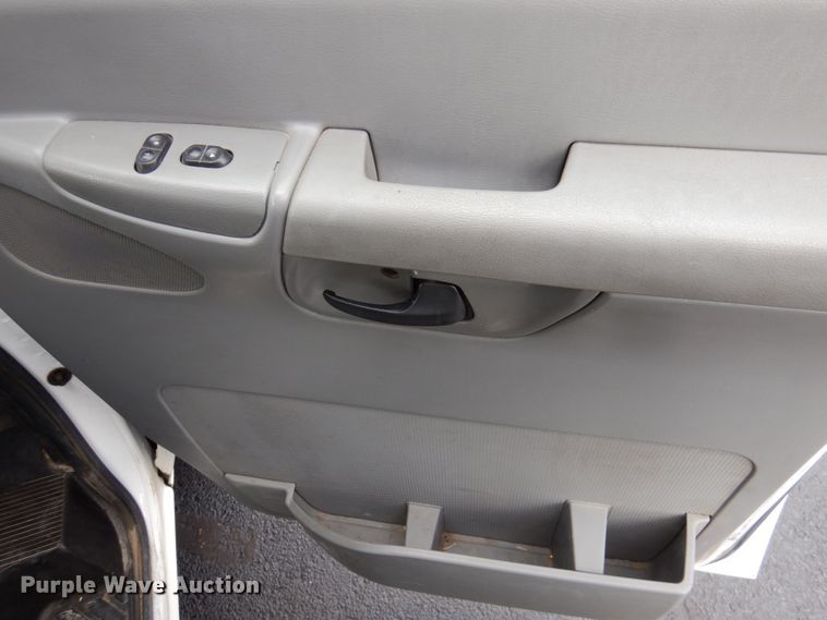 image for item HW9824 2009 Ford E350  shuttle bus