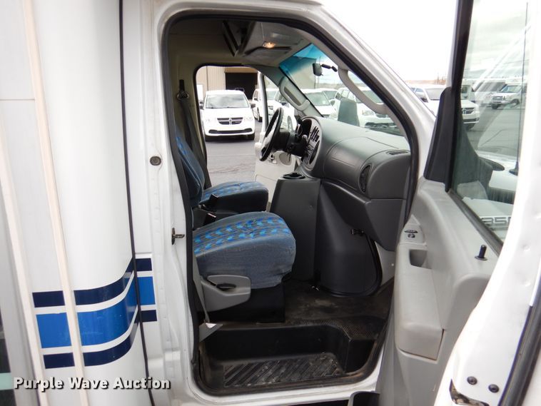 image for item HW9824 2009 Ford E350  shuttle bus