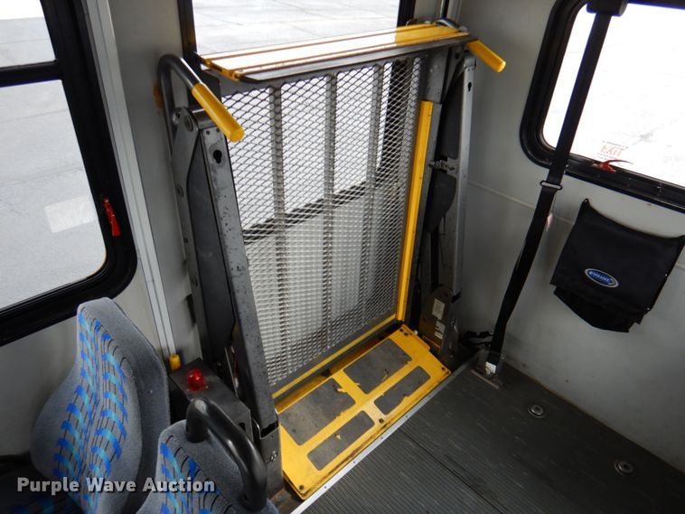 image for item HW9824 2009 Ford E350  shuttle bus