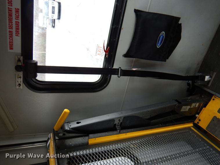 image for item HW9824 2009 Ford E350  shuttle bus