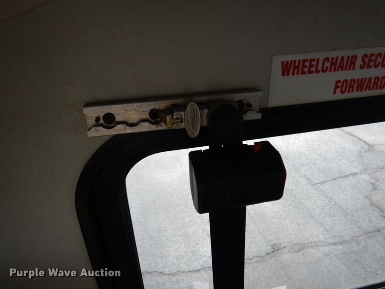 image for item HW9824 2009 Ford E350  shuttle bus