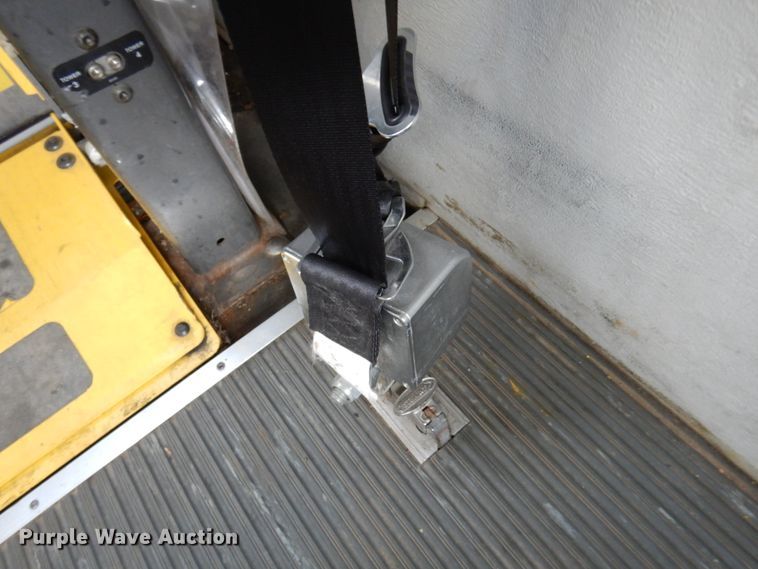 image for item HW9824 2009 Ford E350  shuttle bus