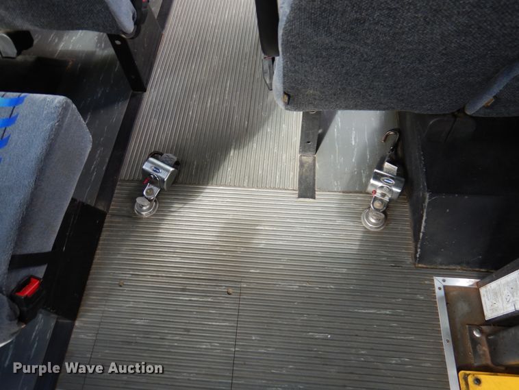 image for item HW9824 2009 Ford E350  shuttle bus