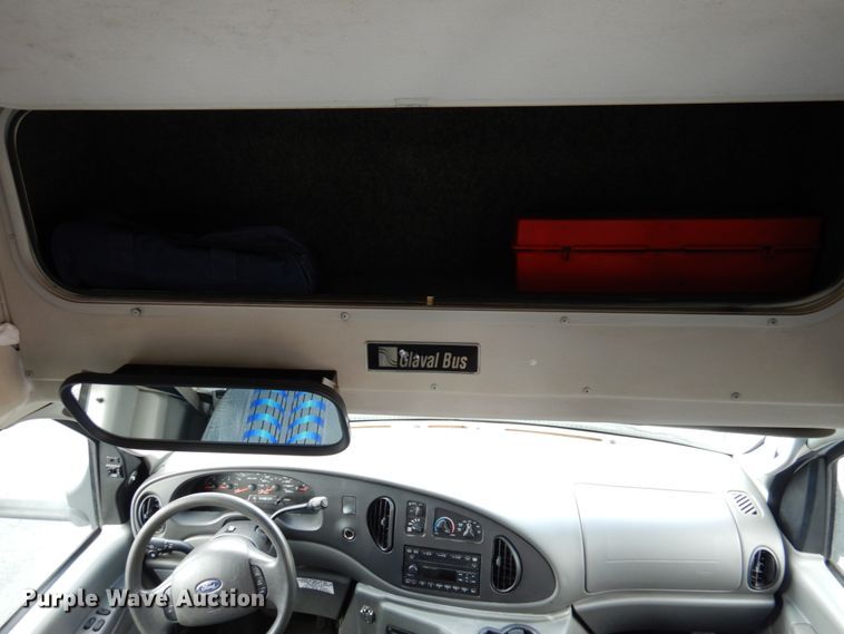 image for item HW9824 2009 Ford E350  shuttle bus