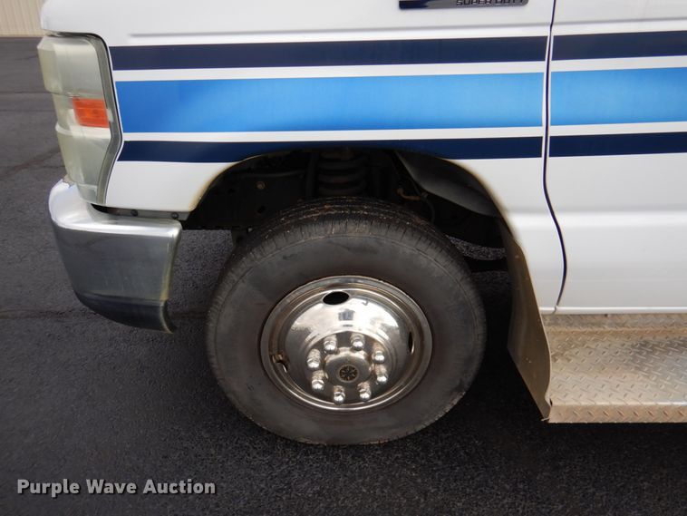 image for item HW9824 2009 Ford E350  shuttle bus