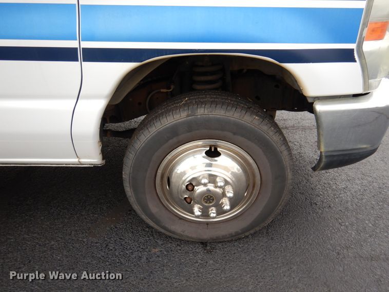 image for item HW9824 2009 Ford E350  shuttle bus