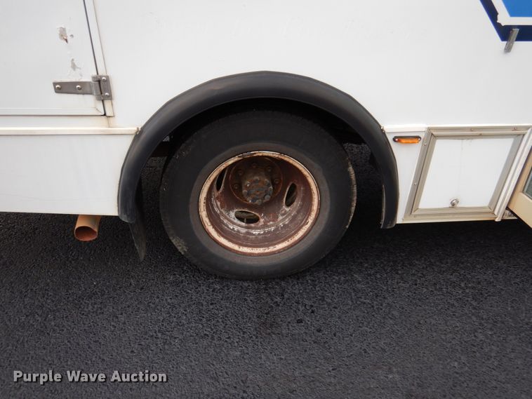 image for item HW9824 2009 Ford E350  shuttle bus