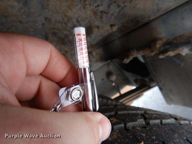 image for item HW9824 2009 Ford E350  shuttle bus