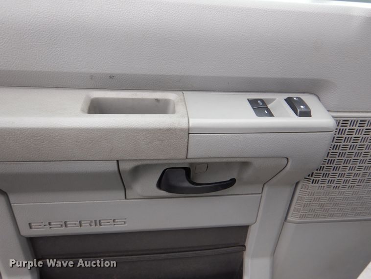 image for item HW9825 2012 Ford E450  shuttle bus