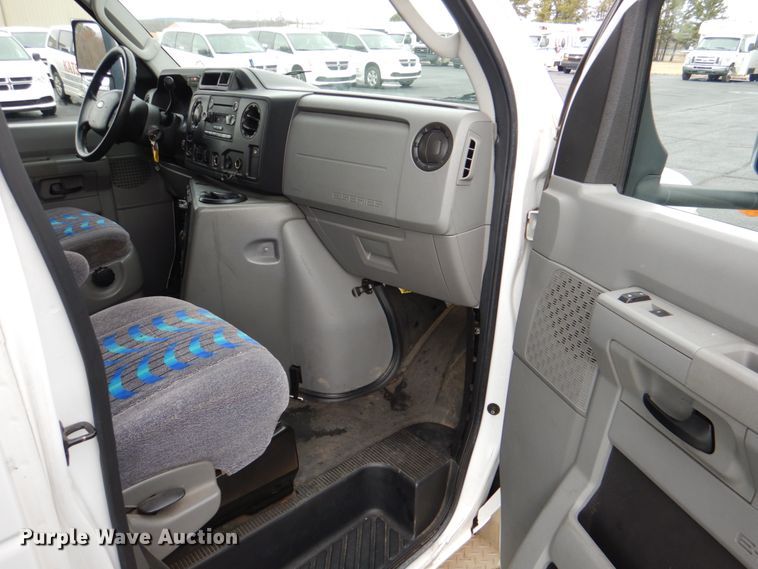 image for item HW9825 2012 Ford E450  shuttle bus