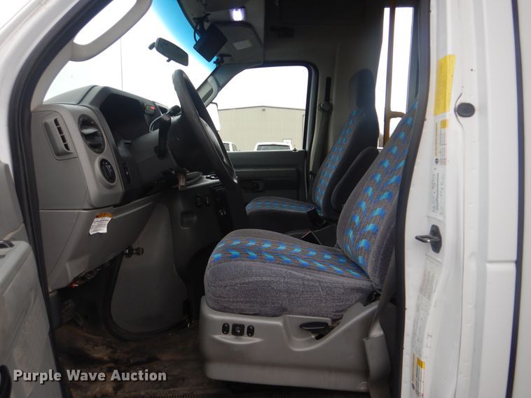 image for item HW9826 2011 Ford E450  shuttle bus