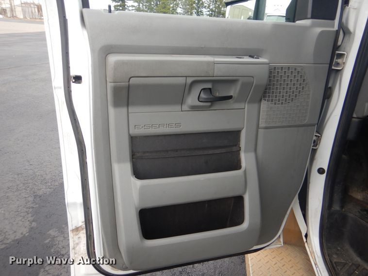 image for item HW9826 2011 Ford E450  shuttle bus