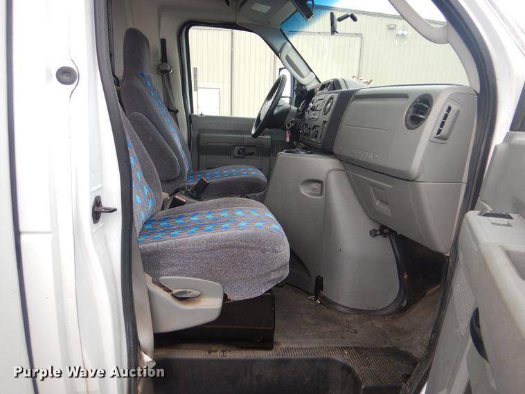 image for item HW9826 2011 Ford E450  shuttle bus