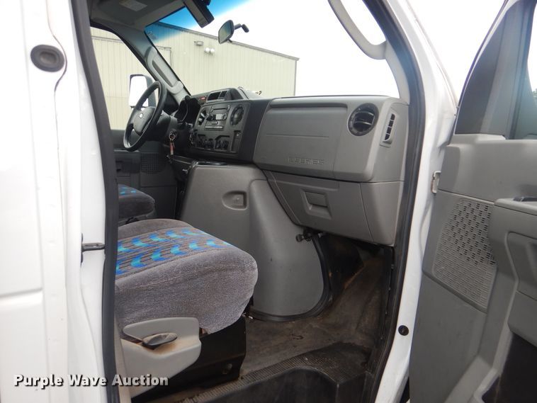 image for item HW9826 2011 Ford E450  shuttle bus