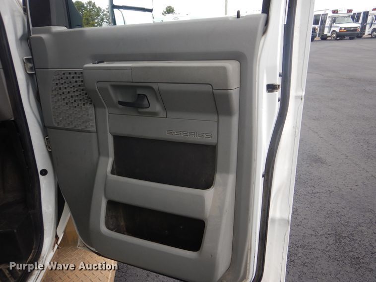 image for item HW9826 2011 Ford E450  shuttle bus