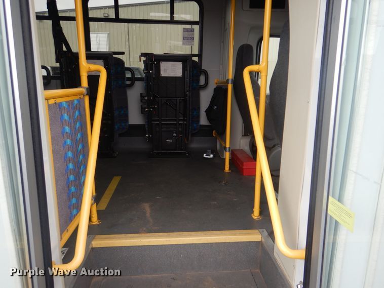 image for item HW9826 2011 Ford E450  shuttle bus