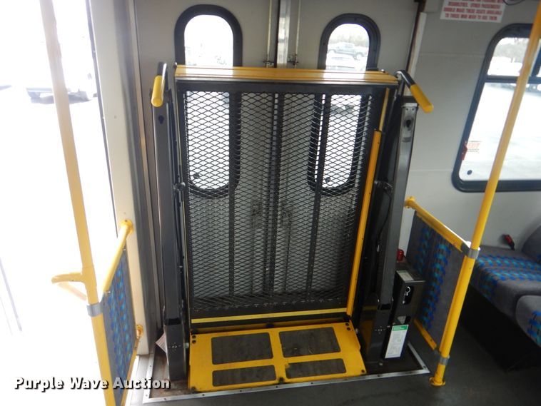 image for item HW9826 2011 Ford E450  shuttle bus