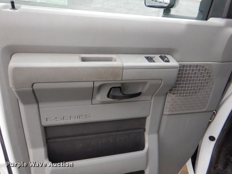 image for item HW9828 2012 Ford E450  shuttle bus