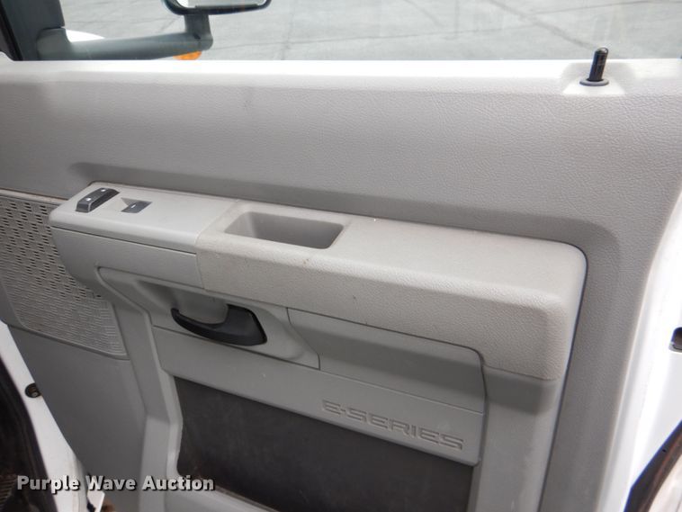 image for item HW9828 2012 Ford E450  shuttle bus