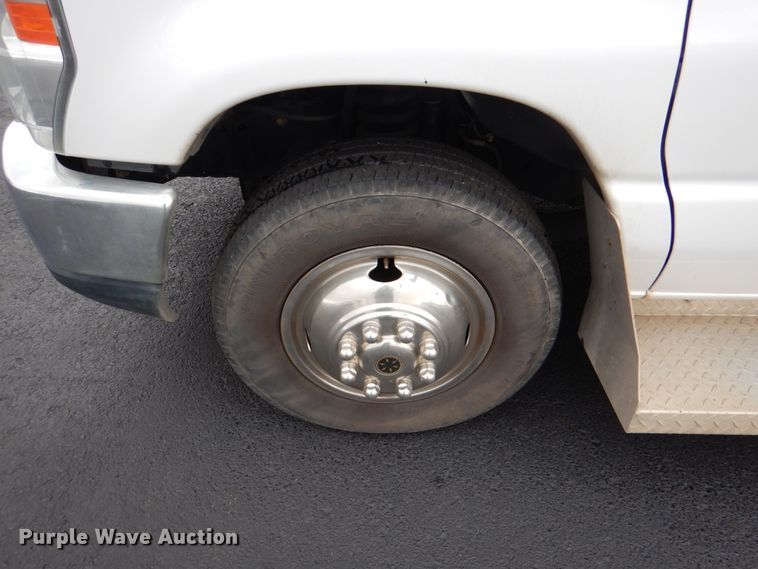 image for item HW9828 2012 Ford E450  shuttle bus