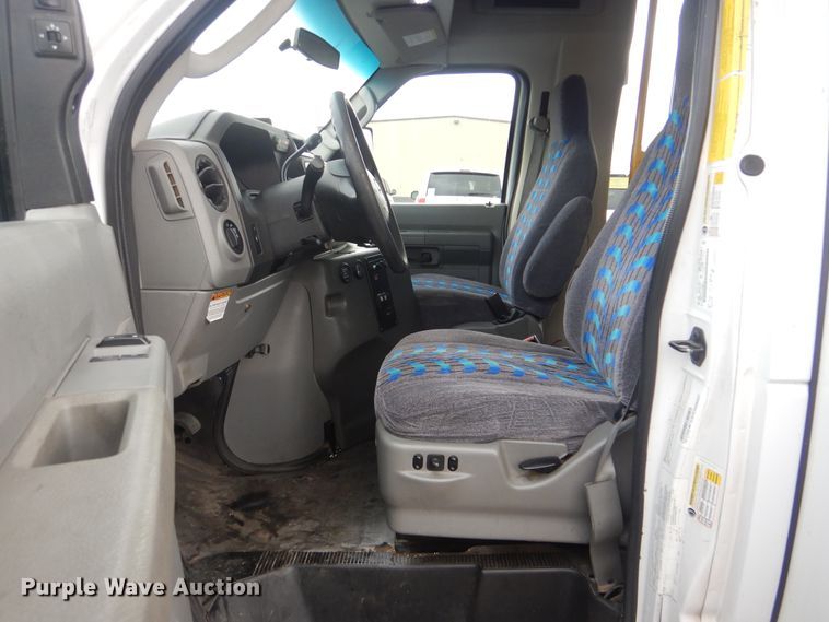 image for item HW9829 2013 Ford E450  shuttle bus
