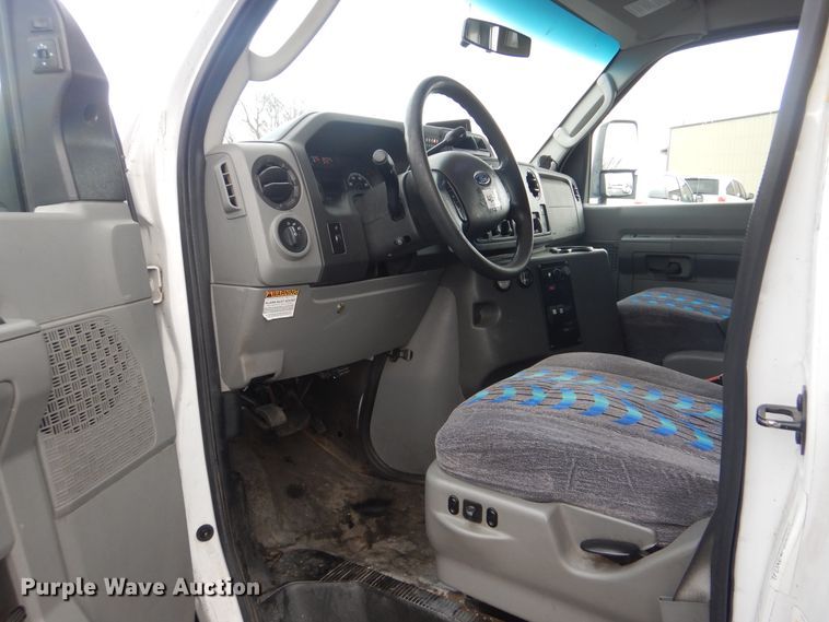 image for item HW9829 2013 Ford E450  shuttle bus