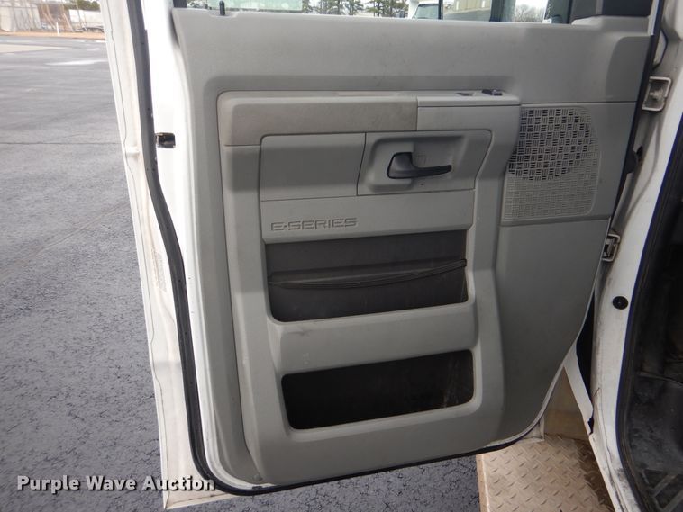 image for item HW9829 2013 Ford E450  shuttle bus