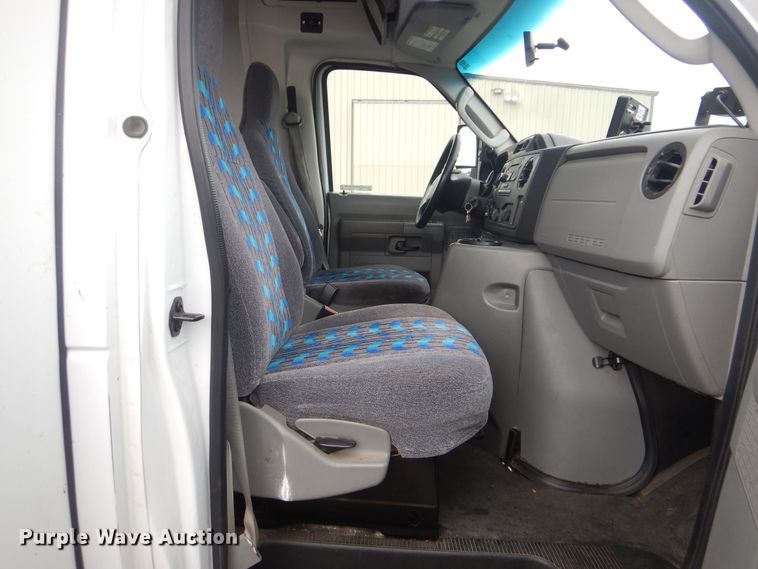 image for item HW9829 2013 Ford E450  shuttle bus