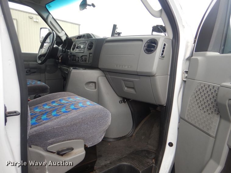 image for item HW9829 2013 Ford E450  shuttle bus