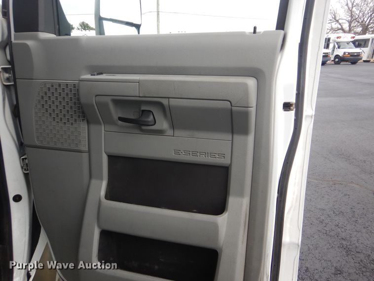 image for item HW9829 2013 Ford E450  shuttle bus
