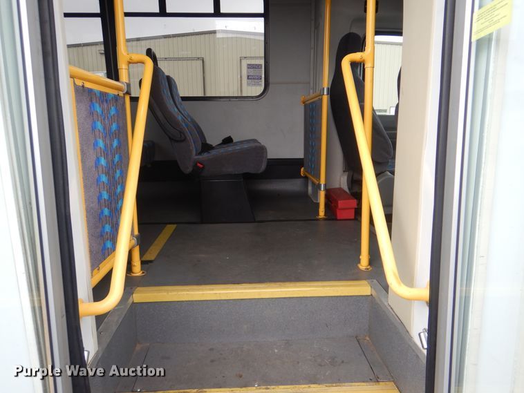 image for item HW9829 2013 Ford E450  shuttle bus