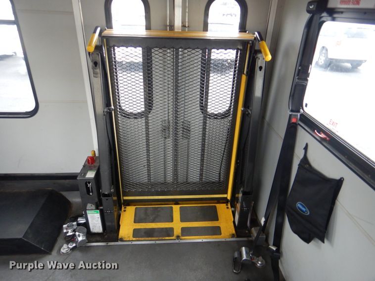 image for item HW9829 2013 Ford E450  shuttle bus