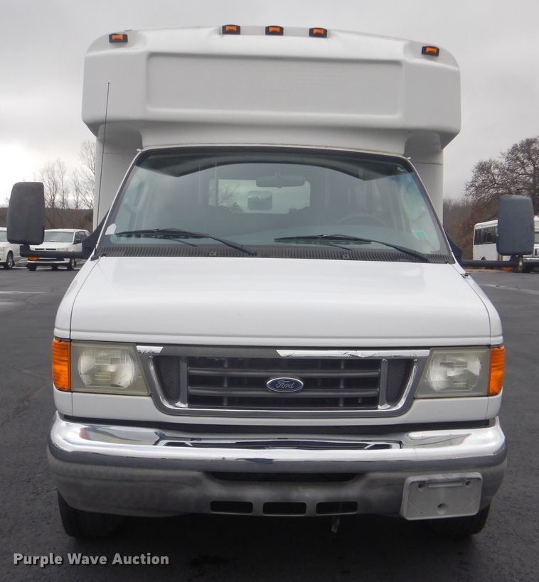 image for item HW9830 2007 Ford E450  shuttle bus