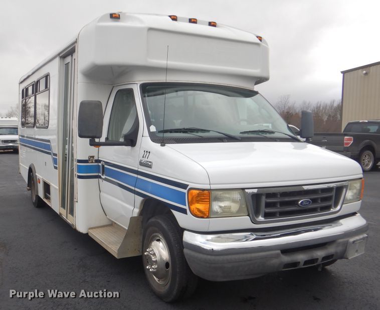 image for item HW9830 2007 Ford E450  shuttle bus