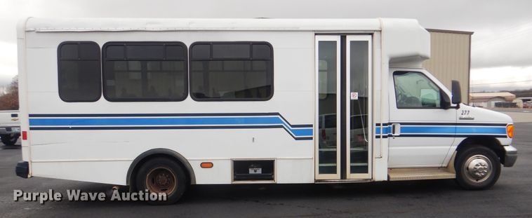 image for item HW9830 2007 Ford E450  shuttle bus