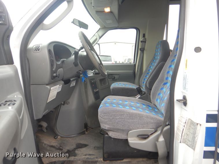 image for item HW9830 2007 Ford E450  shuttle bus