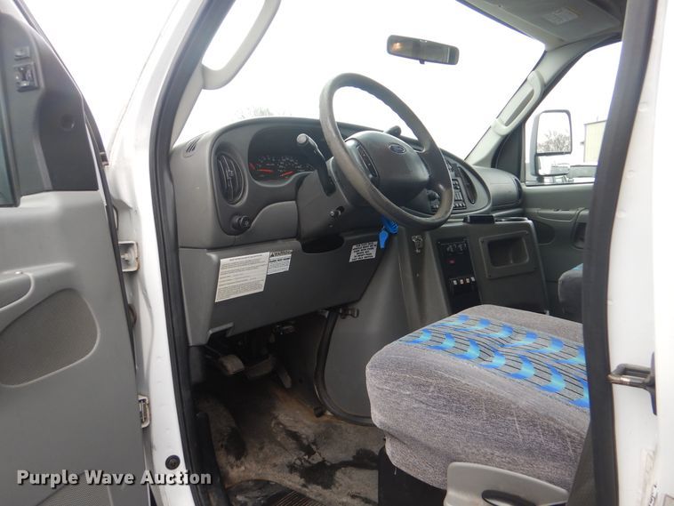 image for item HW9830 2007 Ford E450  shuttle bus