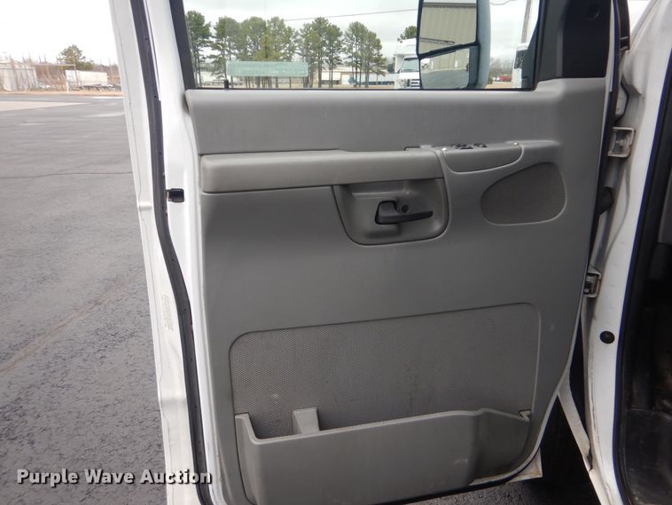 image for item HW9830 2007 Ford E450  shuttle bus