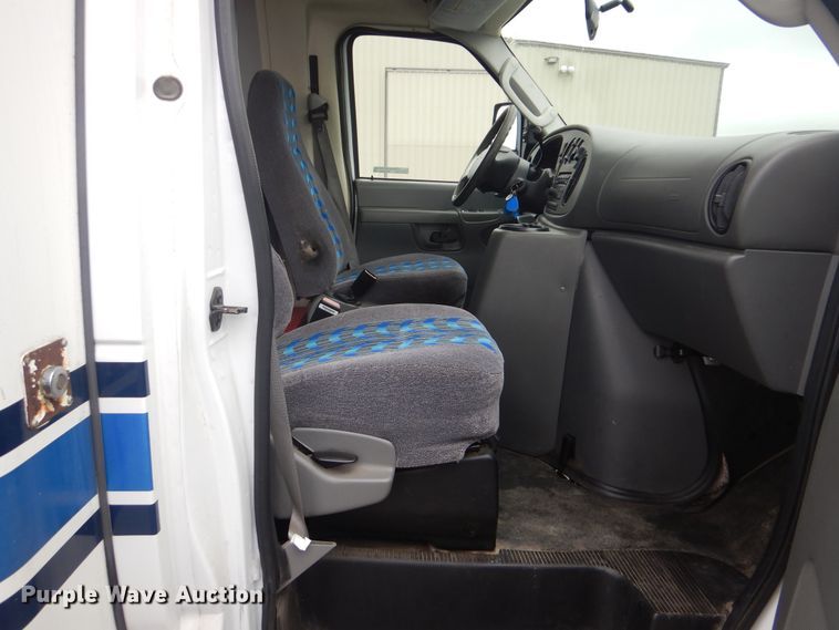 image for item HW9830 2007 Ford E450  shuttle bus