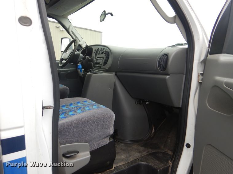 image for item HW9830 2007 Ford E450  shuttle bus