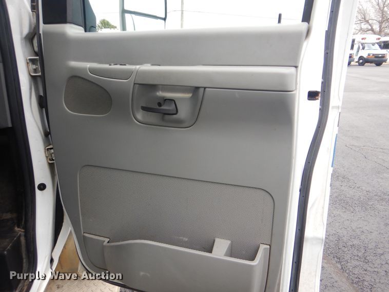 image for item HW9830 2007 Ford E450  shuttle bus