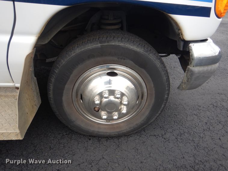 image for item HW9830 2007 Ford E450  shuttle bus