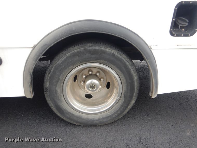 image for item HW9830 2007 Ford E450  shuttle bus