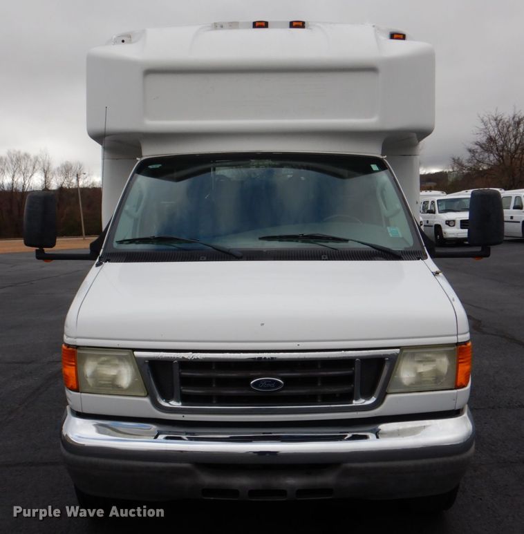 image for item HW9831 2007 Ford E450  shuttle bus