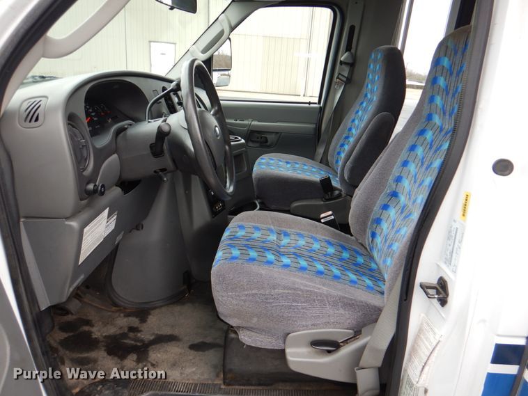 image for item HW9831 2007 Ford E450  shuttle bus