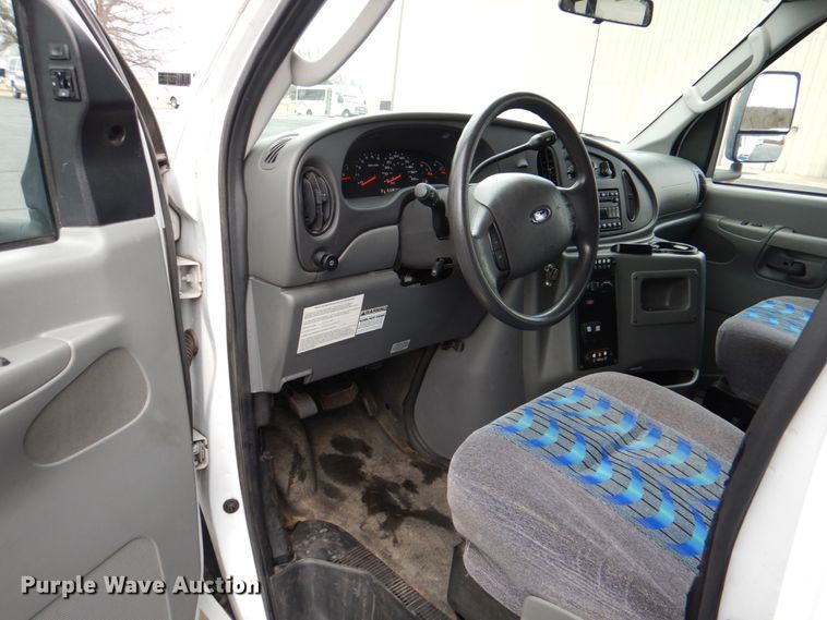 image for item HW9831 2007 Ford E450  shuttle bus