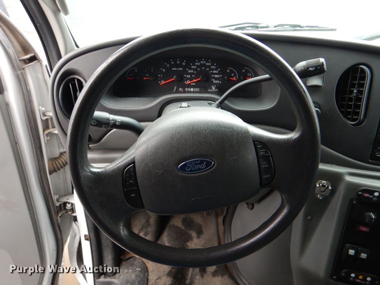 image for item HW9831 2007 Ford E450  shuttle bus