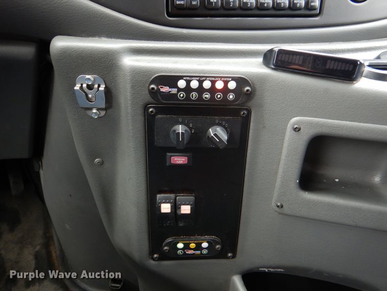 image for item HW9831 2007 Ford E450  shuttle bus